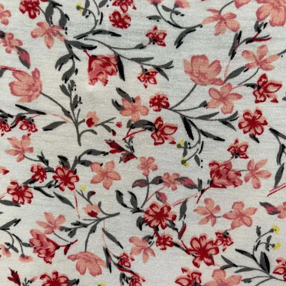 Bloomchic Woomen's 22/24 V-Neck T-Shirt with Lace Details White with Pink Floral - Picture 7 of 16